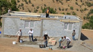 Muş'ta terörden temizlenen köylerine dönen vatandaşlara yol hizmeti götürülüyor