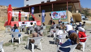 Pandemi nedeniyle eğlenemeyen Vanlı çocuklara "Hacivat ile Karagöz" sürprizi