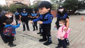 Polisten, öğrencilere Kovid-19 bilgilendirmesi