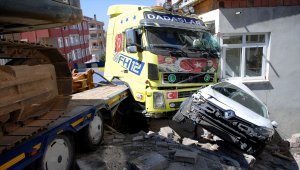 Sancaktepe'de yokuşta kayan iş makinesi yüklü tır 4 aracı ezdi
