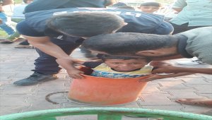 Şanlıurfa'da çöp kutusuna sıkışan çocuk kurtarıldı