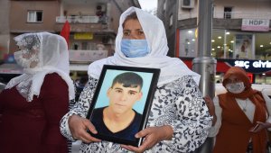 Şırnak'ta yakınları dağa kaçırılan aileler HDP binası önünde eylem yaptı
