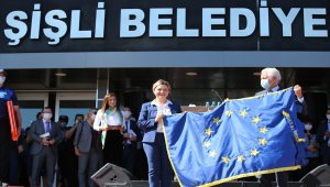 Şişli Belediyesi, Avrupa Ödüllerinde kazandığı Şeref Bayrağı'nı göndere çekti