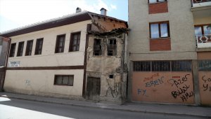 Sivas'ta 2 metre genişliğindeki 2 katlı bina dikkati çekiyor