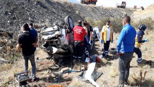 Sivas'ta otomobil devrildi: 1 ölü, 2 yaralı
