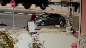 Sivas'ta otomobilin bisiklet sürücüsüne çarptığı kaza anı kamerada