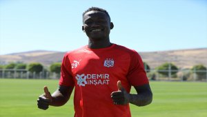 Sivasspor'un yeni transferi Casimir Ninga, "Takımın çok güzel bir atmosferi var"
