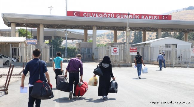 Suriyelilerin ülkelerindeki güvenli bölgelere dönüşleri sürüyor

