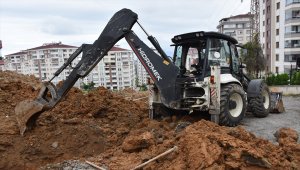 Trabzon'da kanalizasyon çalışması sırasında toprak yığını altında kalan işçi kurtarıldı