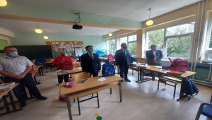 Türk askerinden Kosova'daki öğrencilere kırtasiye yardımı