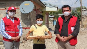 Türk Kızılayı gönüllüleri, uzaktan eğitime katılamayan çocuğa bilgisayar hediye etti