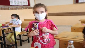 Türkiye'nin 81 ilinden gönderilen hediyeler Siirt'te öğrencilere dağıtıldı 