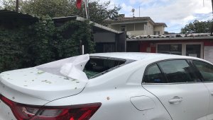 Ümraniye'de dolu binalarda ve araçlarda hasara neden oldu 