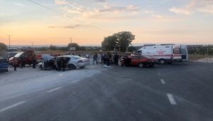 Uşak'ta iki otomobil çarpıştı: 1 ölü, 7 yaralı