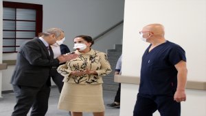 Uşak Valisi Kocabıyık yapımı tamamlanan hastane ek binasında incelemelerde bulundu
