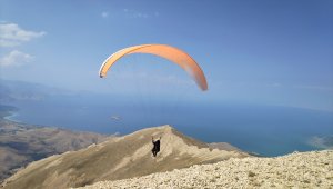 Van Gölü manzarası eşliğinde 3 bin 550 rakımlı Artos Dağı'nda yamaç paraşütü keyfi
