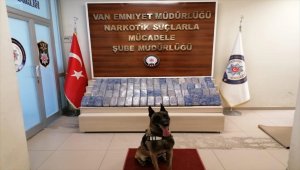 Van polisi ele geçirdiği eroinle &quot;Mavi Vatan&quot; vurgusu yaptı