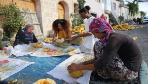 Yabancı modeller Kapadokya'da pekmez kaynatıp salça yaptı
