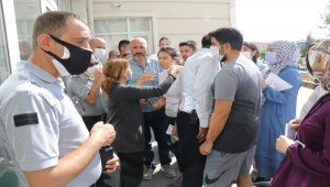 Yozgat'ta KPSS'ye geç kalan bazı adaylar, salona alınmamalarına tepki gösterdi