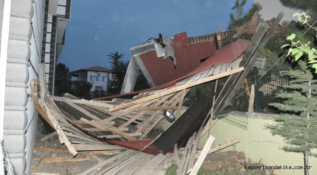 Yozgat'ta şiddetli rüzgar 2 binanın çatısını uçurdu
