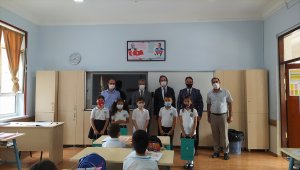 Yunus Emre Enstitüsünden Bakü Türk Anadolu Lisesine ilk gün desteği 