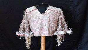 Zeki Müren'in sahne kıyafetleri memleketinde adını taşıyan okulda özenle korunuyor