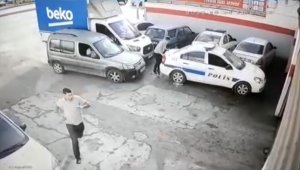 Adana'da 3 kişinin aracın altında kalmaktan son anda kurtulması kameraya yansıdı