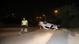 Adana'da kaza yapan sürücü otomobili bırakıp gitti