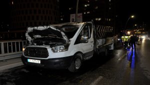 Adana'da koltuk yüklü kamyonet seyir halindeyken yandı