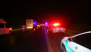 Adana'da otoyolda bir aracın çarptığı yaya yaşamını yitirdi