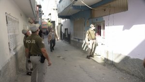 Adana'da polisi pitbull cinsi 2 köpeği hayvan barınağına teslim etti 