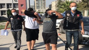 Adana'da ses sisteminde uyuşturucu çıkan otomobildeki iki zanlı tutuklandı