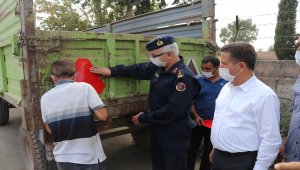 Adana'da trafik kazalarını azaltmak amacıyla traktör sürücülerine reflektör dağıtıldı