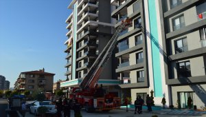 Afyonkarahisar'da yangın çıkan apartmandaki 8 kişi itfaiye ekiplerince kurtarıldı