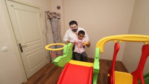 Ağrı Belediye Başkanı Sayan, otizm hastası çocuğun odasına "mini park" kurdu