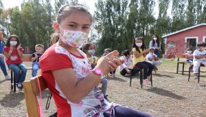 Ağrı'da gönüllülerden yüz yüze eğitime başlayan köy çocuklarına konser sürprizi