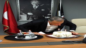 Ahmet Nur Çebi'ye doğum günü kutlaması