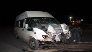 Aksaray'da işçi servisi ile otomobil çarpıştı: 6 yaralı
