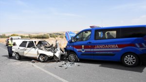 Aksaray'da jandarma aracıyla otomobil çarpıştı: 5 yaralı