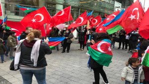 Almanya'da yaşayan Türkler Azerbaycan'a destek mitingi düzenledi