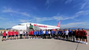 Altınordu FK, Corendon Airlines'ın özel takım uçağıyla Adana'ya uçtu 