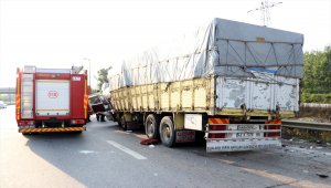 Anadolu Otoyolu'nda arızalanan tıra kamyon çarptı: 1 ölü, 1 yaralı
