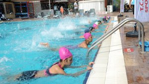Antalya'da 9 ayda 40 bin kişiye yüzme öğretildi