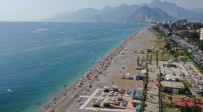Antalya'da güneşli havada sahillerde yoğunluk oluştu 