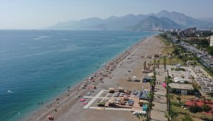 Antalya'da güneşli havada sahillerde yoğunluk oluştu 