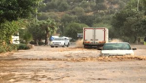 Antalya'da sağanak ve rüzgar etkili oldu