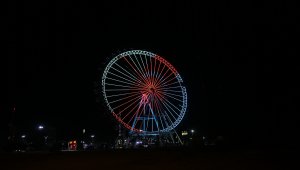 Antalya'daki 90 metrelik devasa dönme dolap gece boyu Azerbaycan renklerini yansıttı