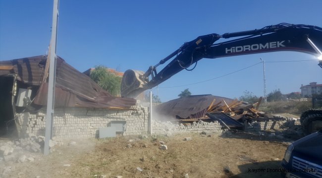 Arnavutköy'deki 5 kaçak yapı yıkıldı