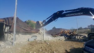 Arnavutköy'deki 5 kaçak yapı yıkıldı