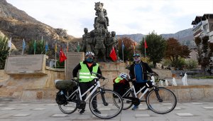 Atatürk'e saygı için Samsun'dan Ankara'ya pedal çeviren bisikletliler Amasya'ya ulaştı